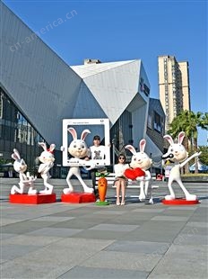 卡通玻璃钢兔子雕塑户外广场景观网红打卡拍照落地装饰创意大摆件