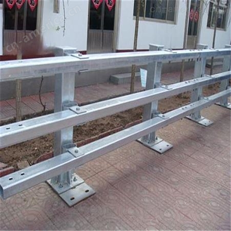 钢柱式横梁护栏 结构形式灵活 占用面积小能与道路线形相协调